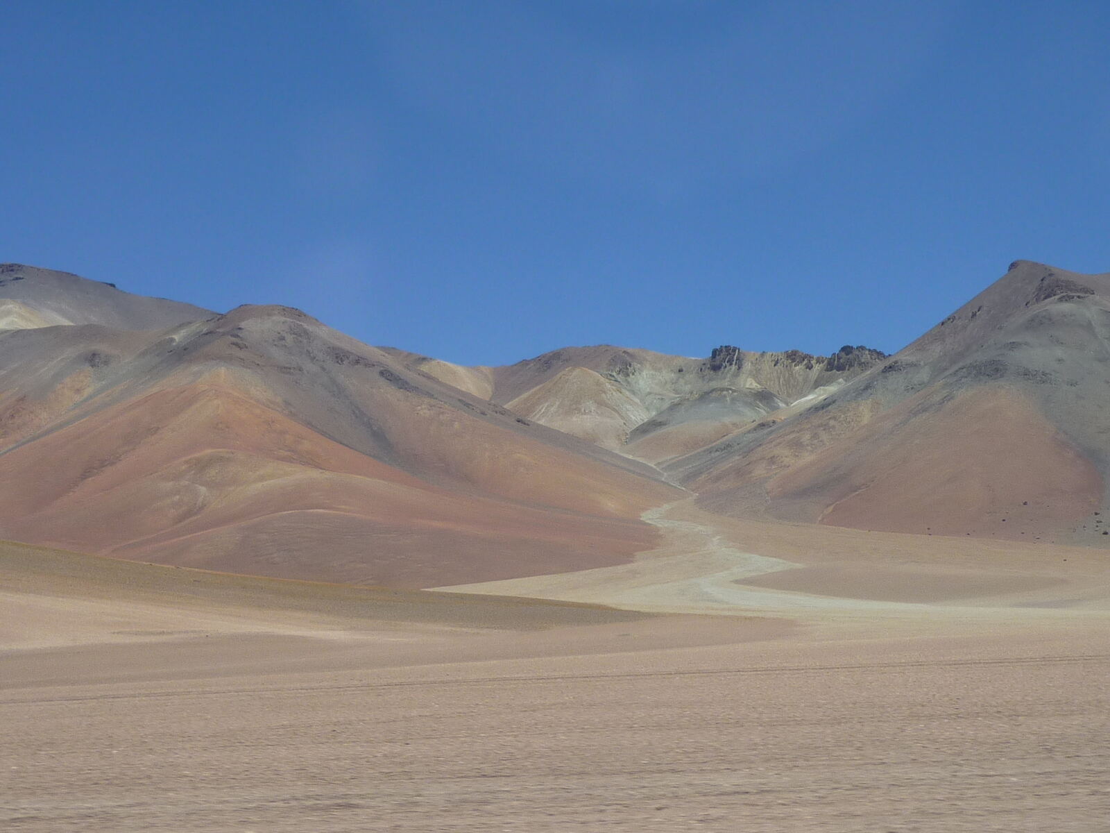 Desierto de Dalí, camino a la frontera con Chile